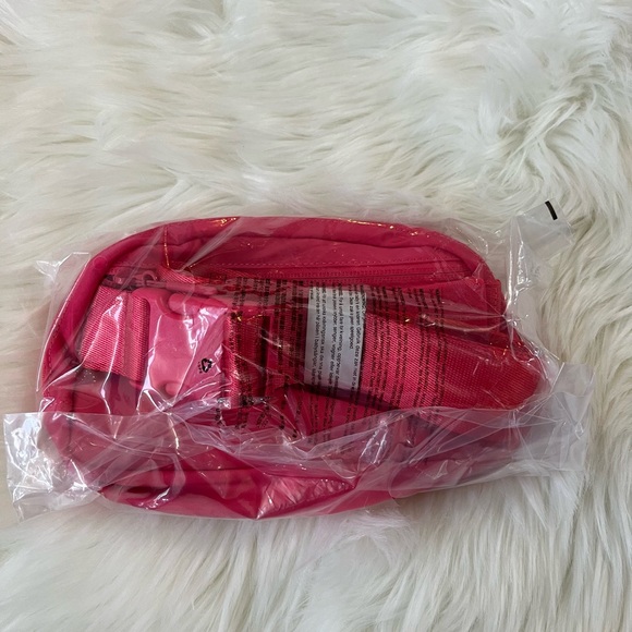 Lululemon Everywhere Belt Bag 1L Lip Gloss - Picture 6 of 7